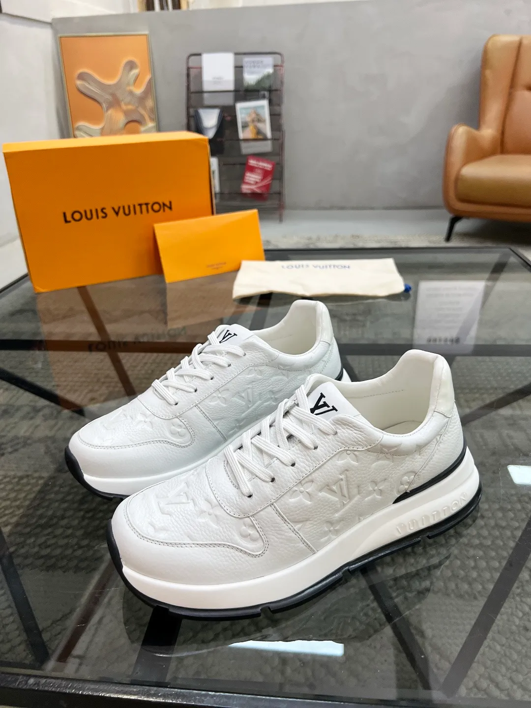 Factory price: 480💰LV🔍Top purchasing agent🇮🇹 Road Street God's new sneakers are coming and are available at counters simultaneously. Original factory configuration, original cowhide fabric imported from Italy, high-quality embossed splicing complex process, sports trendy person, imported water-dyed sheepskin lining, soles: Wang Yuan factory specially provides original soles, super comfortable, original factory single goods 🔍🔍High quality, you can enter and leave the counter at will, welcome to compare and synchronize with the counter, code number 38-44, customized 45